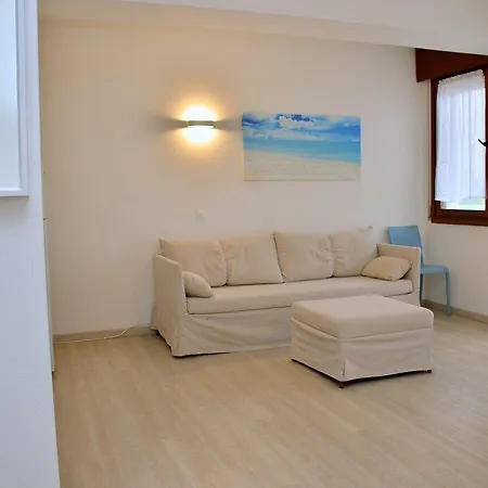 Bright Seafront Flat In With Side Sea View *